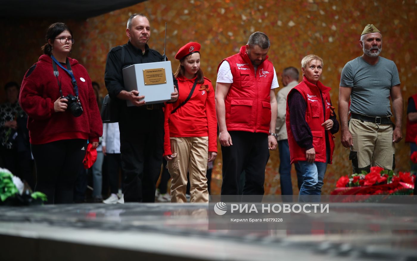 Участники автопробега "Огонь памяти" на Мамаевом кургане