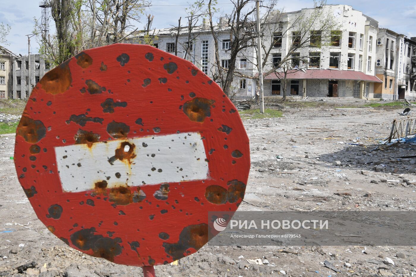 Разрушенная промзона в Рубежном