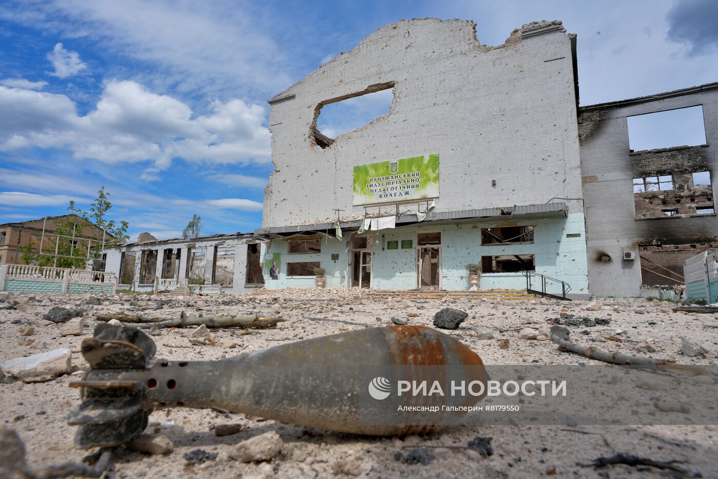 Разрушенная промзона в Рубежном