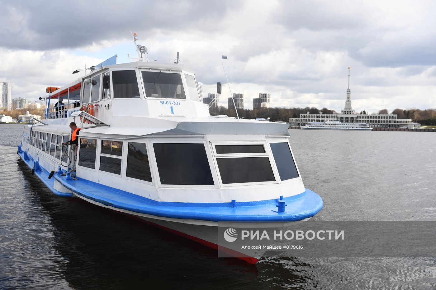 Начало сезона работы речного трамвайчика "Москва-1"