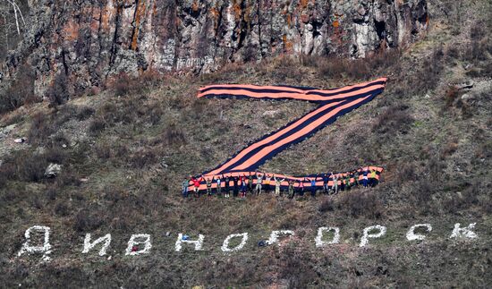 Георгиевская лента в форме буквы Z на горе в Красноярском крае 