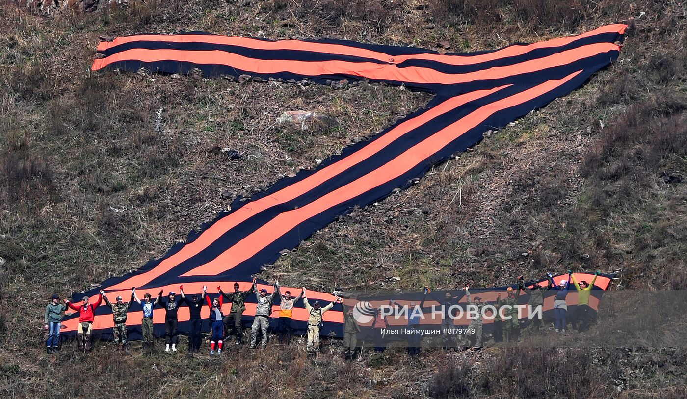 Георгиевская лента в форме буквы Z на горе в Красноярском крае 