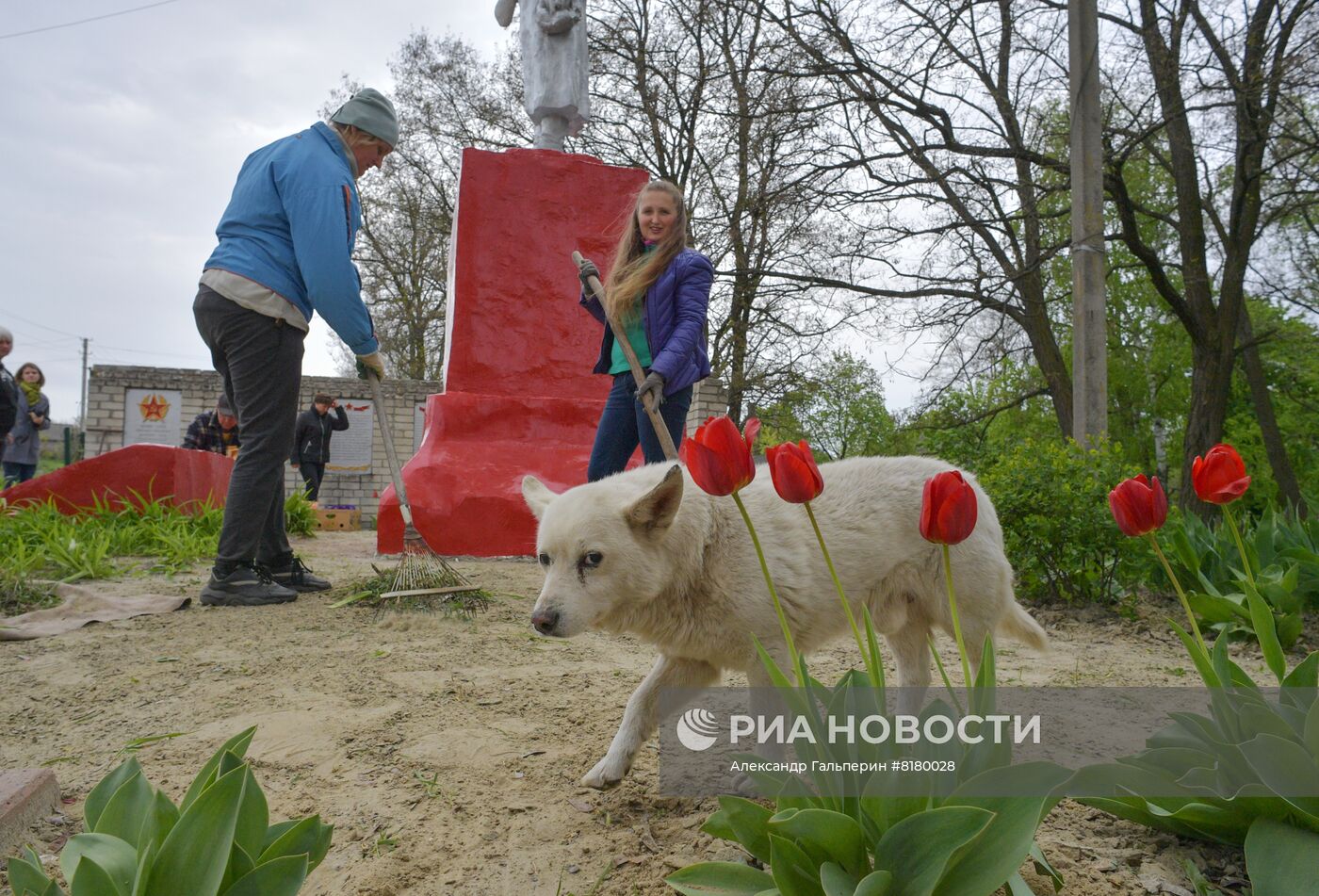 Субботник у братских могил в Луганской области