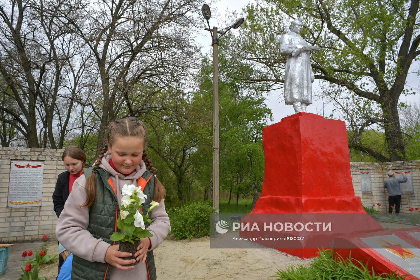 Субботник у братских могил в Луганской области