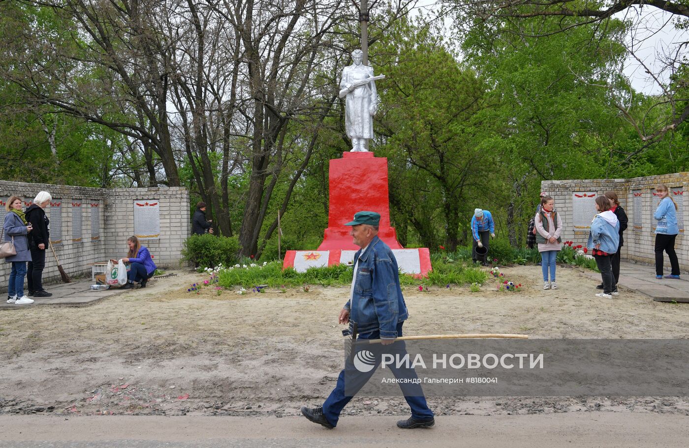 Субботник у братских могил в Луганской области