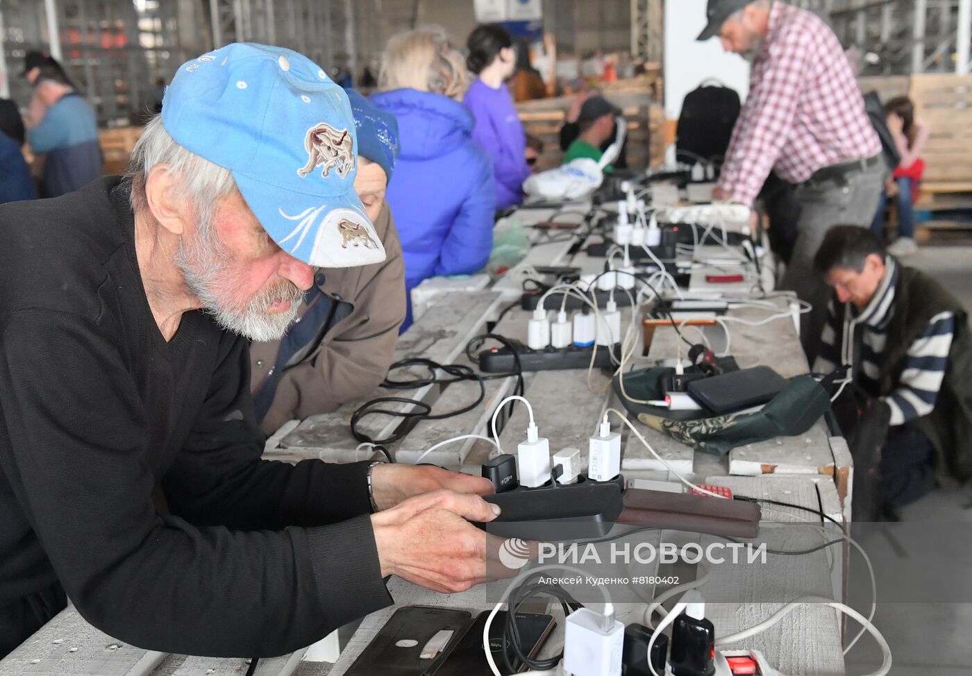 Центр гуманитарной помощи в ТЦ "Метро" в Мариуполе