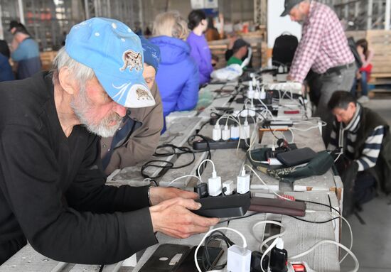 Центр гуманитарной помощи в ТЦ "Метро" в Мариуполе