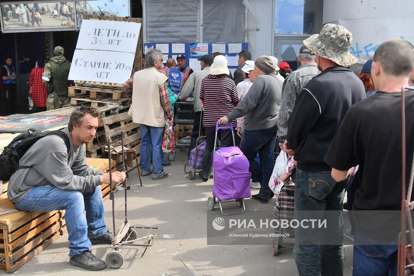 Центр гуманитарной помощи в ТЦ "Метро" в Мариуполе