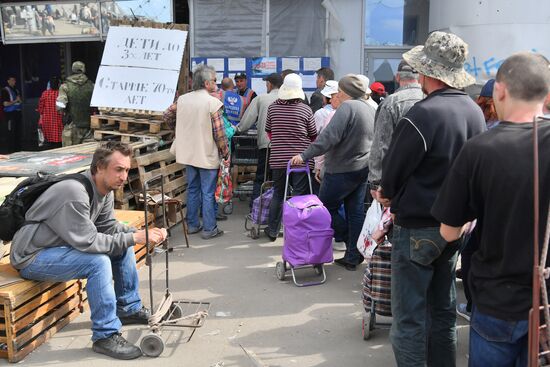 Центр гуманитарной помощи в ТЦ "Метро" в Мариуполе