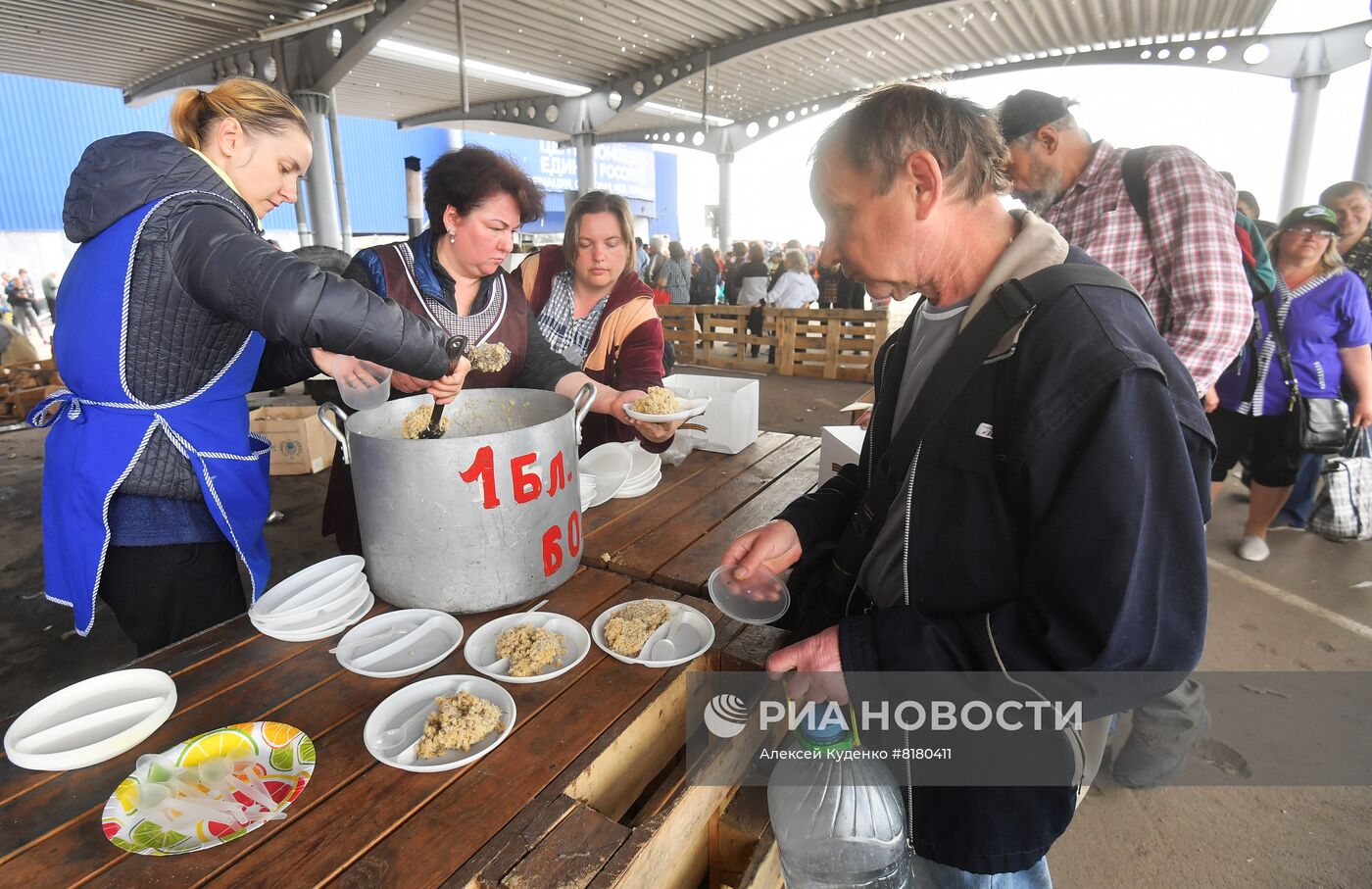 Центр гуманитарной помощи в ТЦ "Метро" в Мариуполе