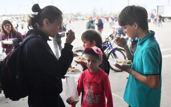Центр гуманитарной помощи в ТЦ "Метро" в Мариуполе