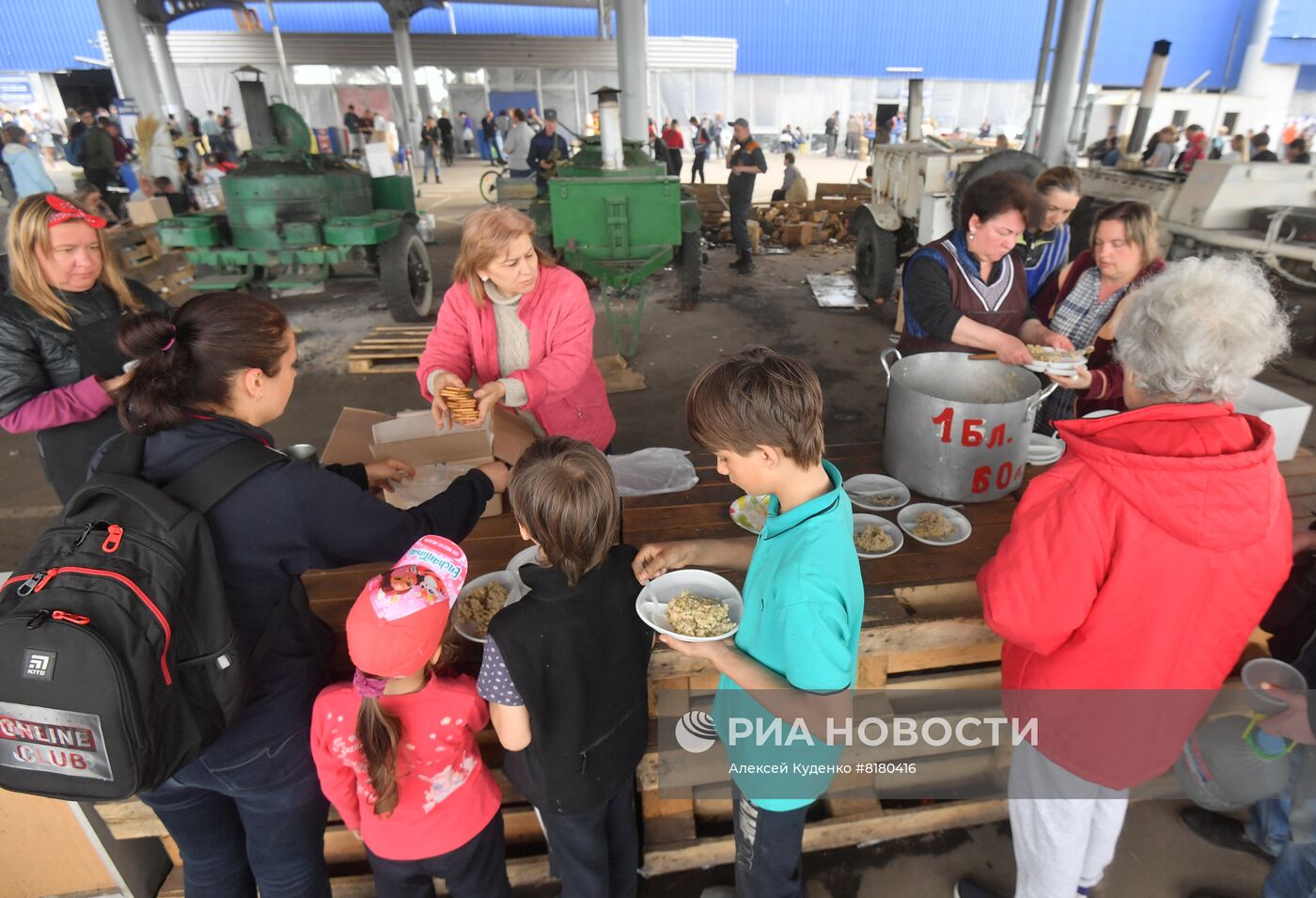 Центр гуманитарной помощи в ТЦ "Метро" в Мариуполе