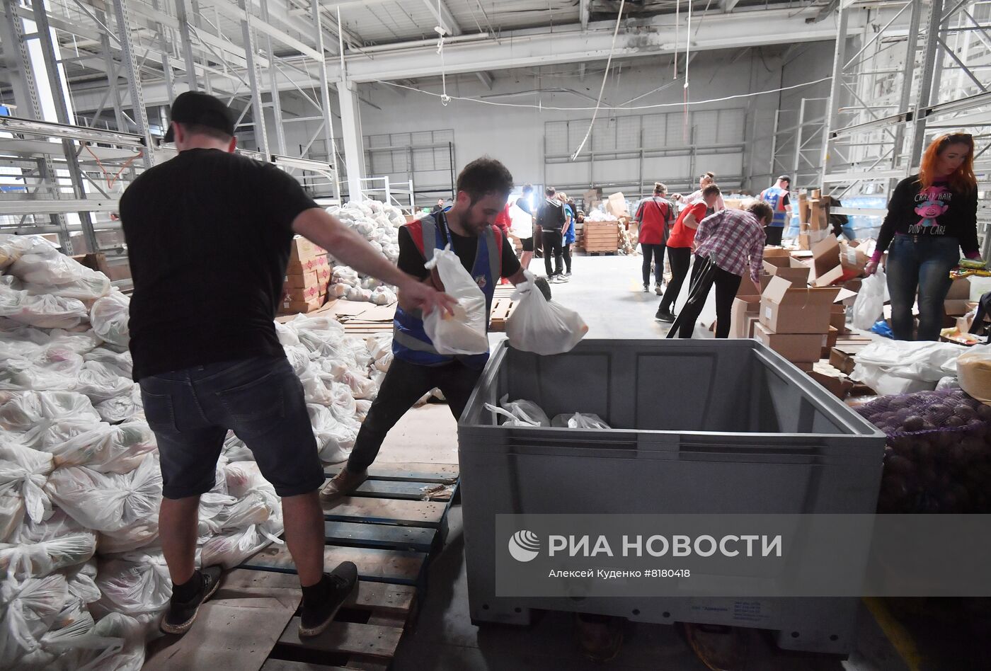 Центр гуманитарной помощи в ТЦ "Метро" в Мариуполе