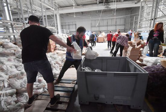 Центр гуманитарной помощи в ТЦ "Метро" в Мариуполе