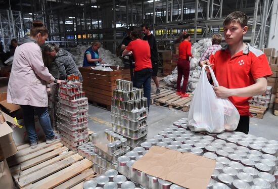 Центр гуманитарной помощи в ТЦ "Метро" в Мариуполе