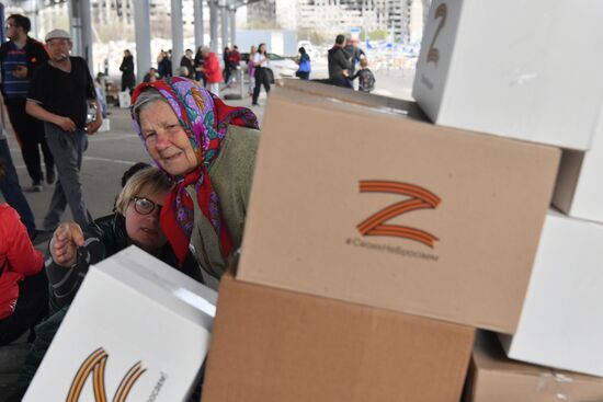 Центр гуманитарной помощи в ТЦ "Метро" в Мариуполе