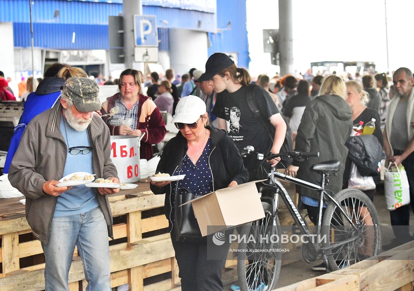 Центр гуманитарной помощи в ТЦ "Метро" в Мариуполе
