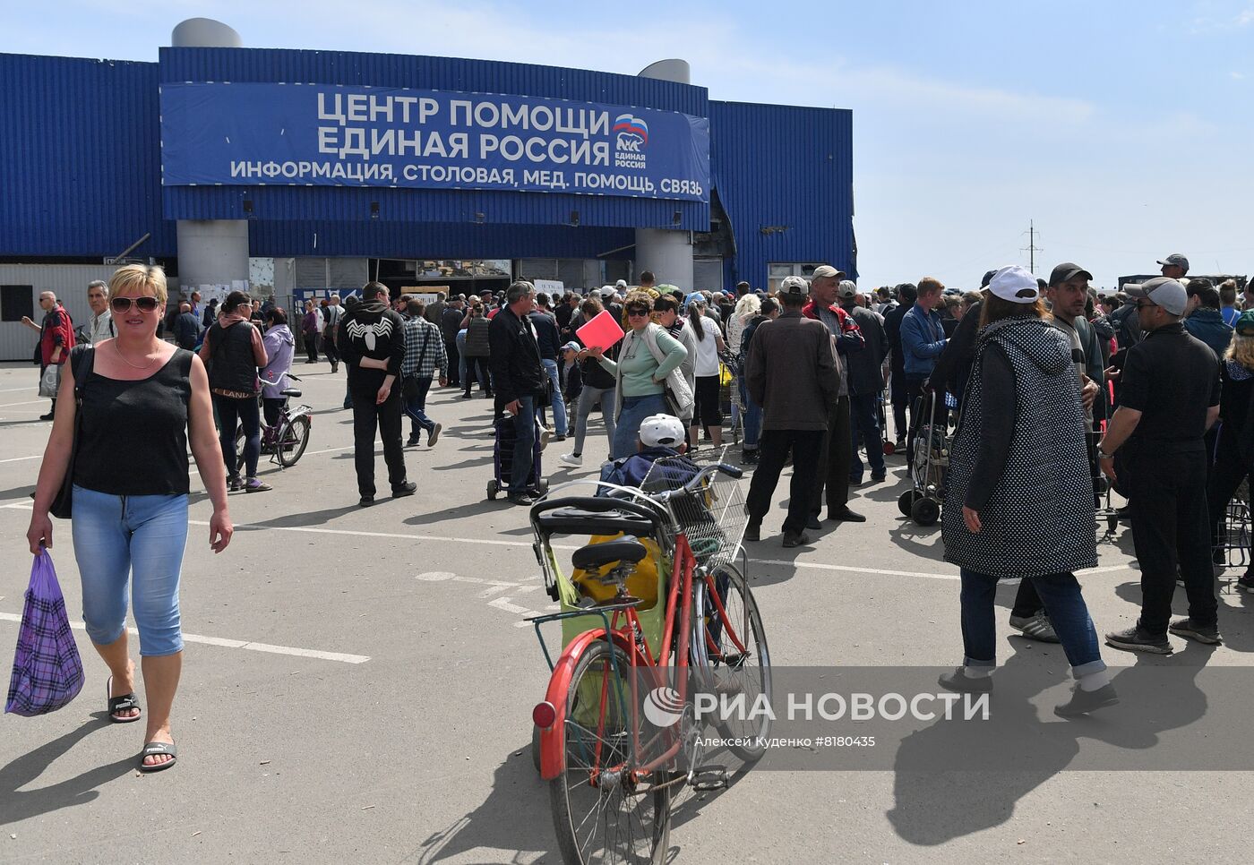 Центр гуманитарной помощи в ТЦ "Метро" в Мариуполе