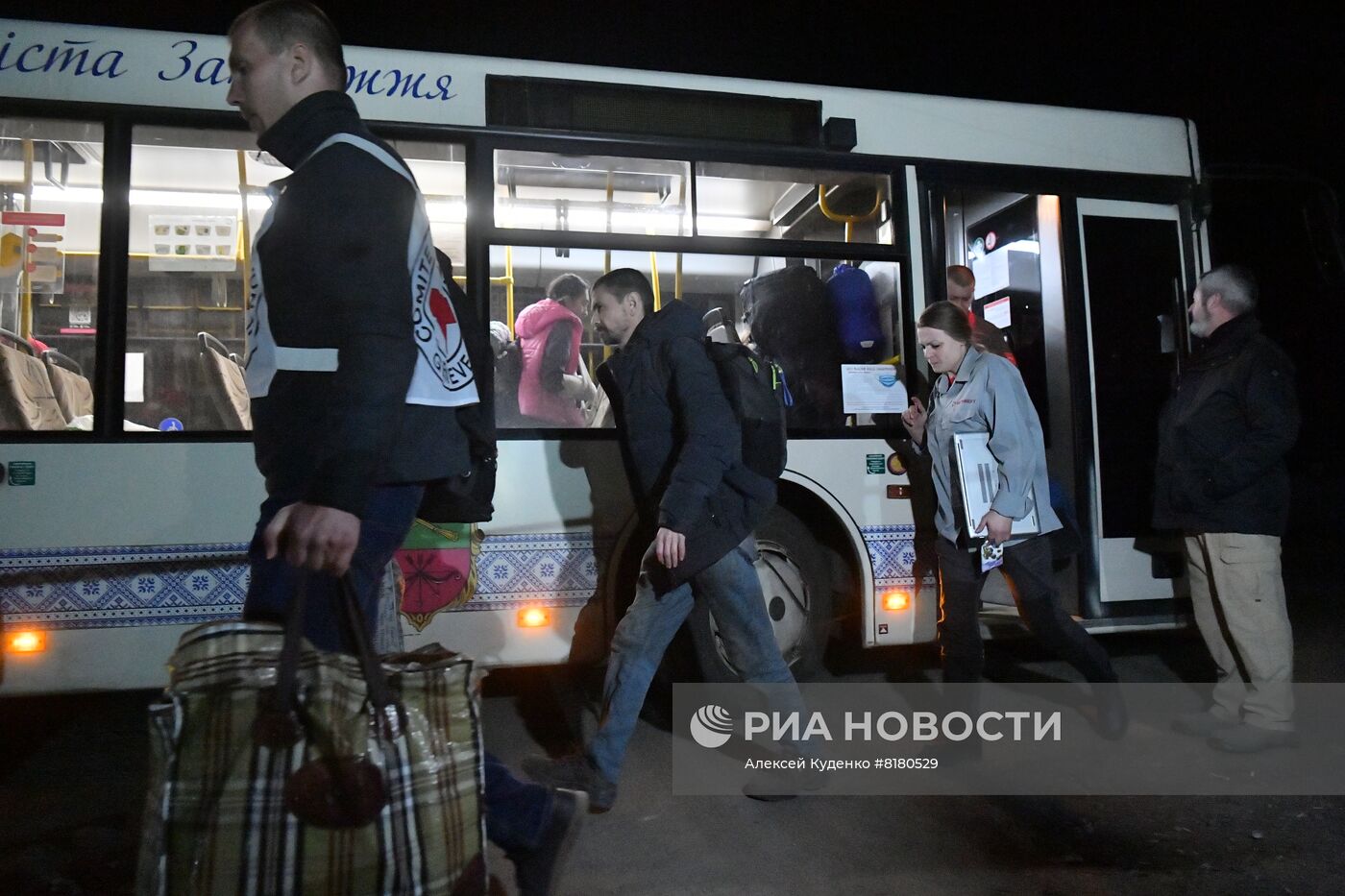 Эвакуация гражданского населения из района комбината "Азовсталь"