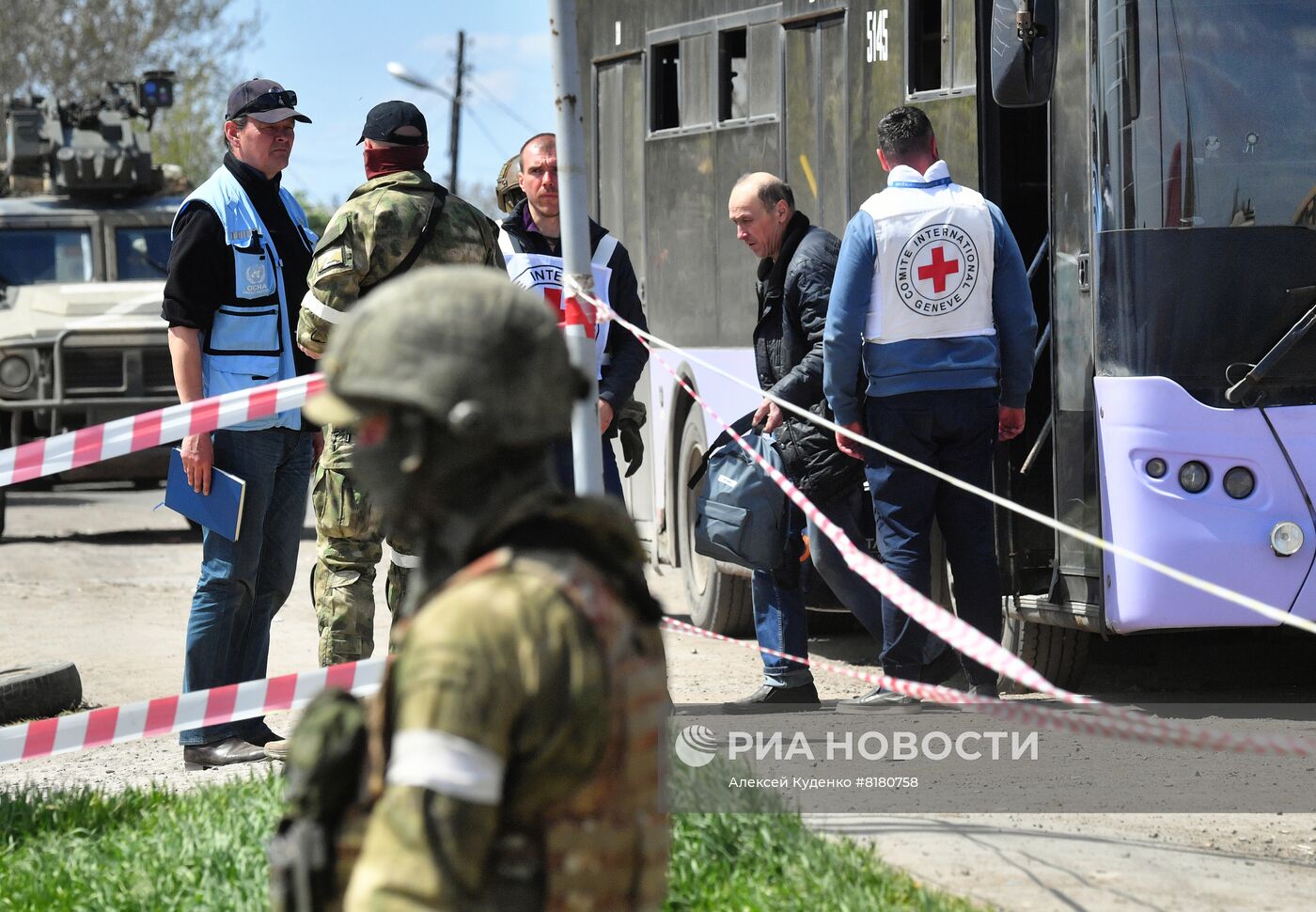 Эвакуированные из района "Азовстали" мирные жители в селе Безыменное 