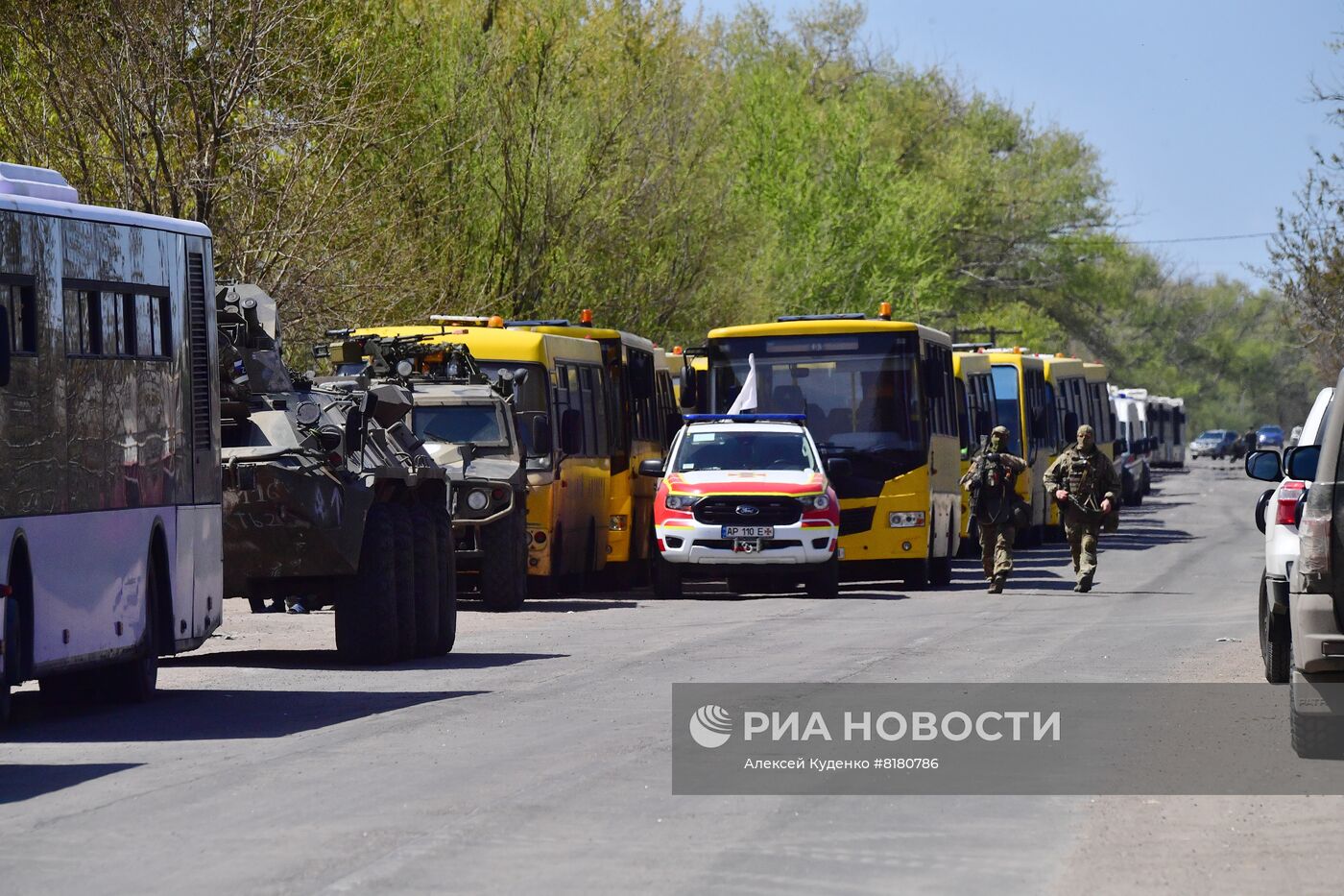 Эвакуированные из района "Азовстали" мирные жители в селе Безыменное 