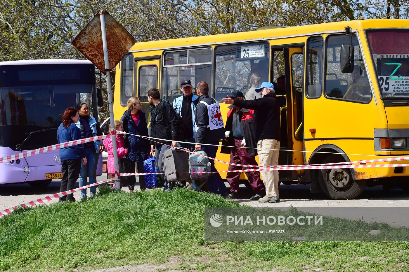 Эвакуированные из района "Азовстали" мирные жители в селе Безыменное 