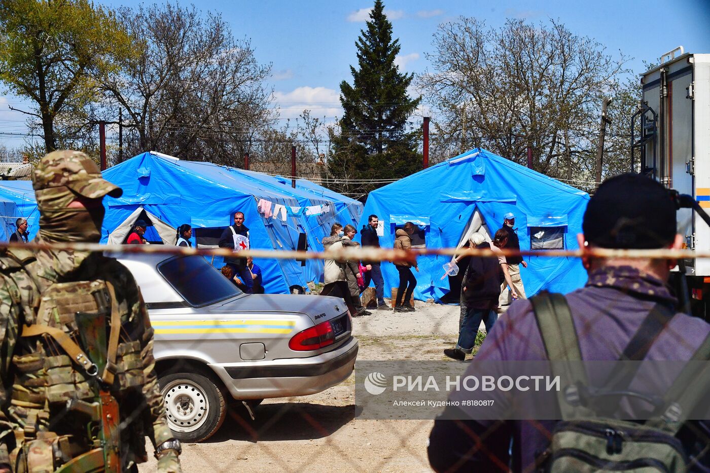 Эвакуированные из района "Азовстали" мирные жители в селе Безыменное 