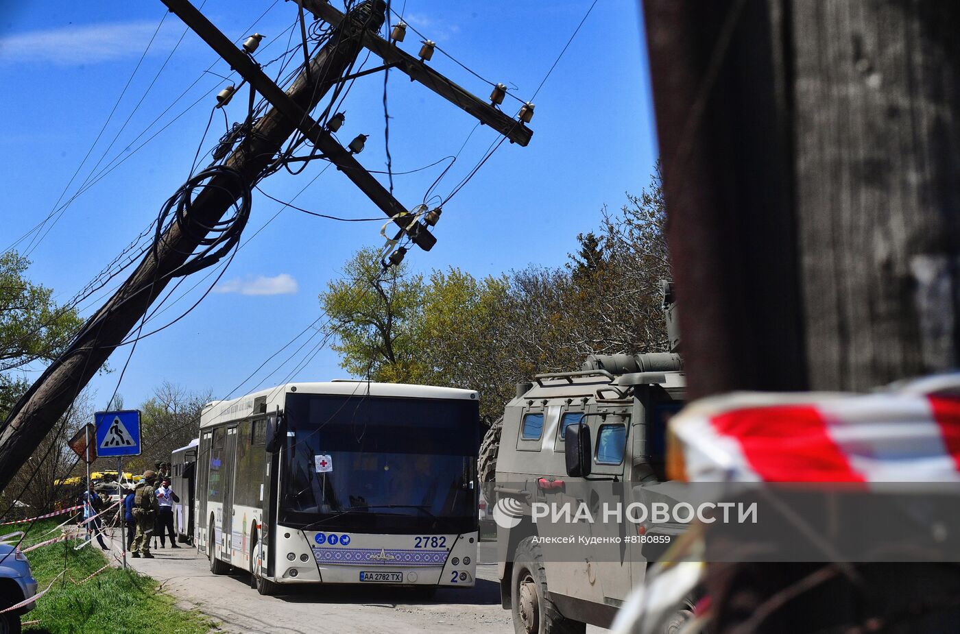 Эвакуированные из района "Азовстали" мирные жители в селе Безыменное 