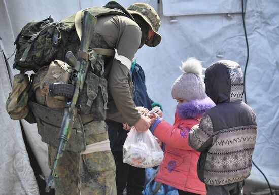 Эвакуированные из района "Азовстали" мирные жители в селе Безыменное 