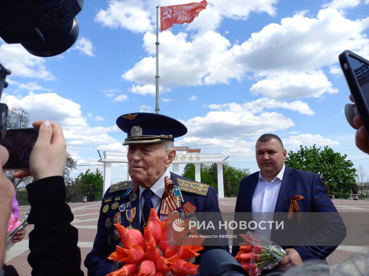 Над центральной площадью Мелитополя подняли знамя Победы