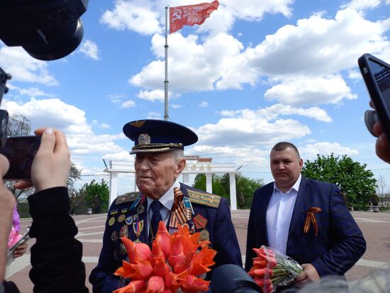 Над центральной площадью Мелитополя подняли знамя Победы