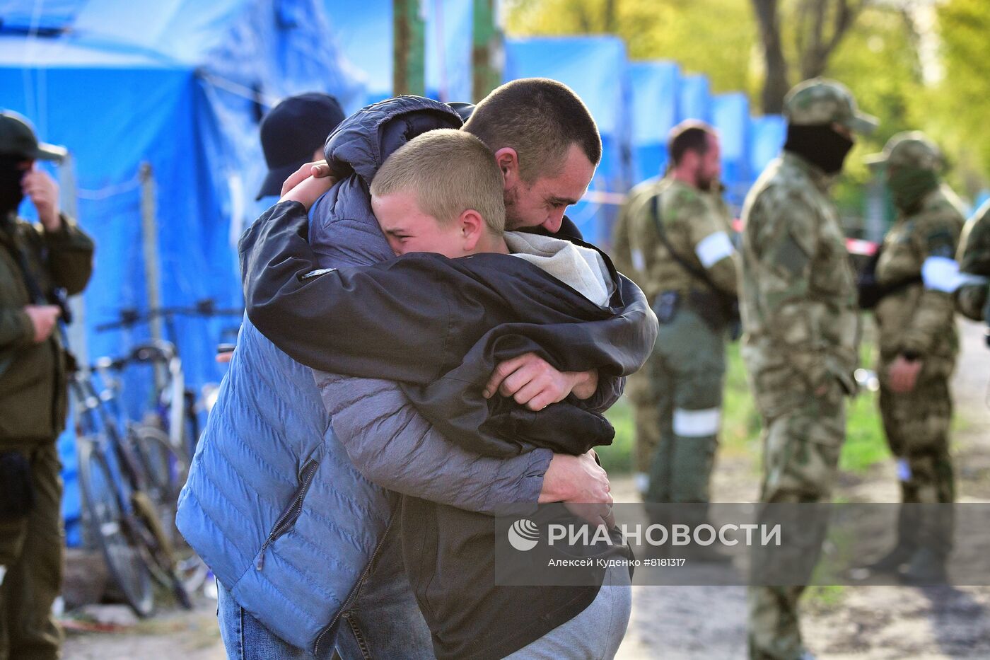 Эвакуированные из района Азовстали мирные жители в селе Безыменное