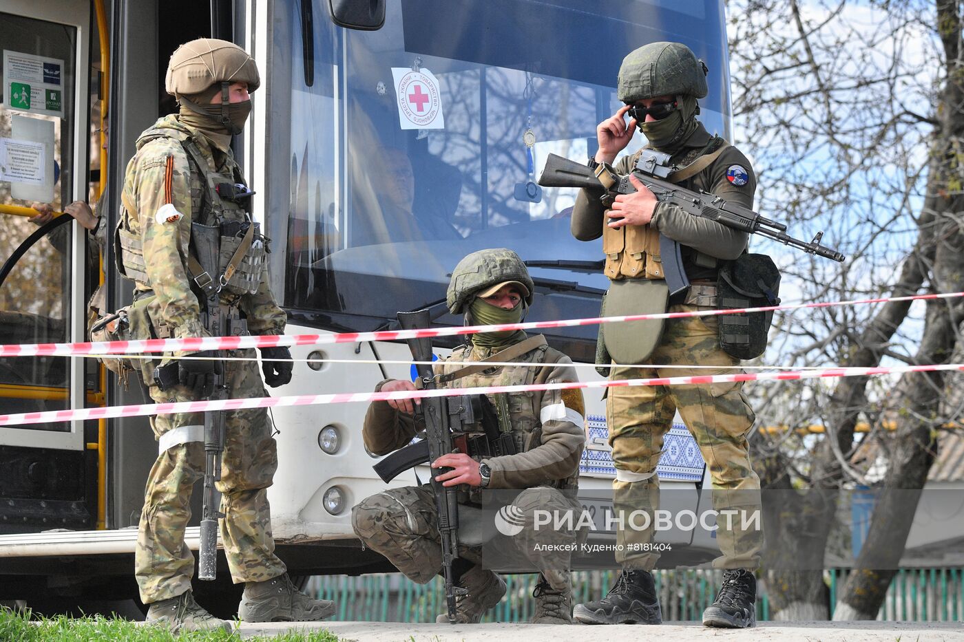 Эвакуированные из района "Азовстали" мирные жители в селе Безыменное 