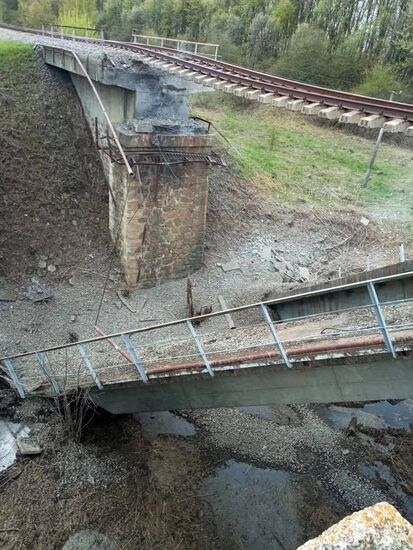 Частичное обрушение ж/д моста в Курской области