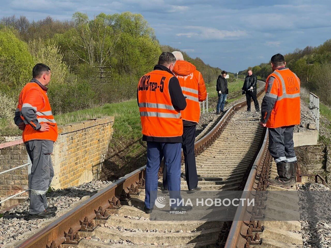 Частичное обрушение ж/д моста в Курской области