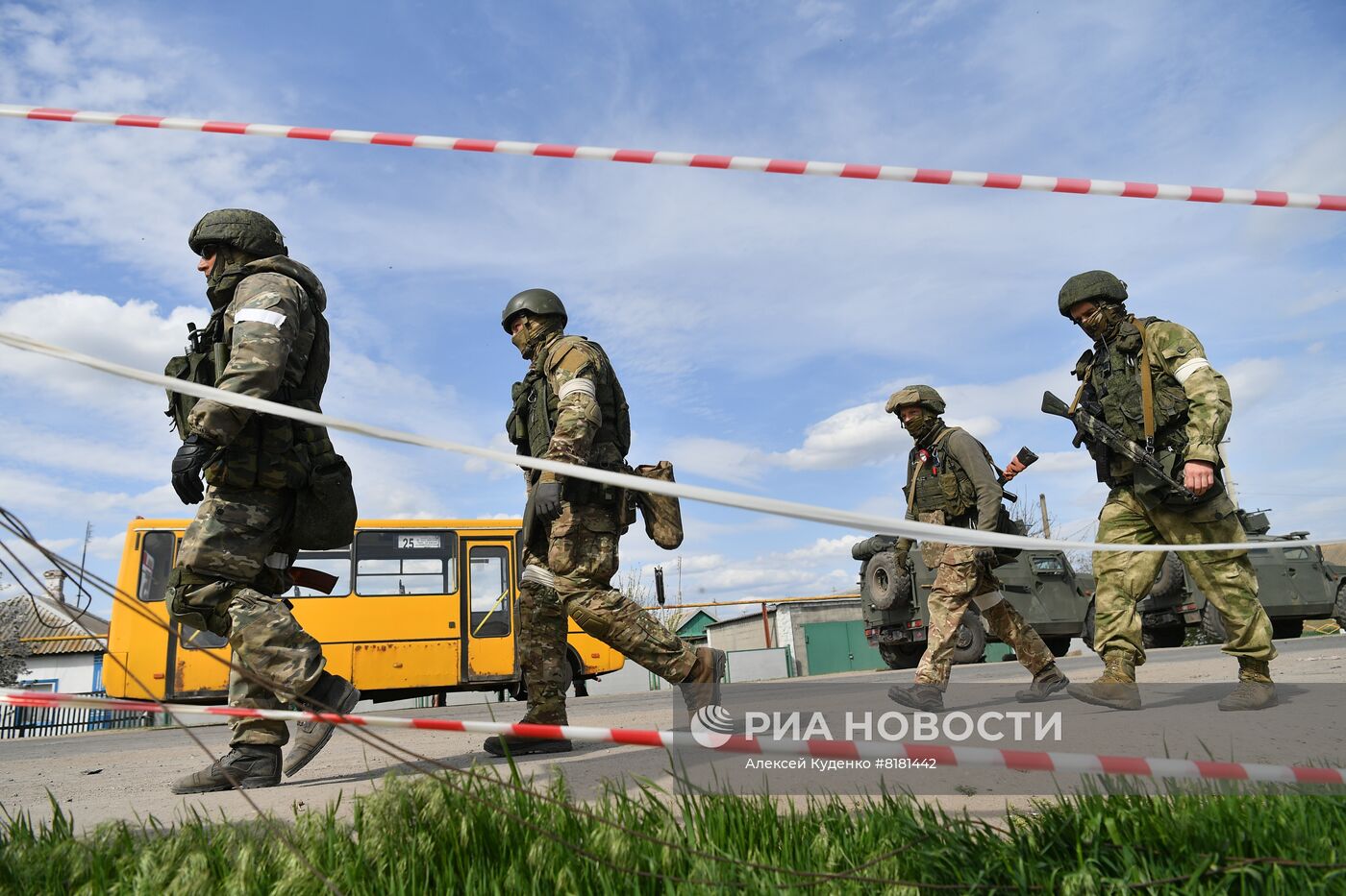 Эвакуированные из района "Азовстали" мирные жители в селе Безыменное 