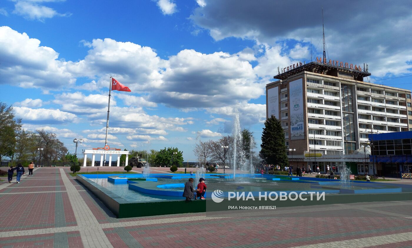 Над центральной площадью Мелитополя подняли знамя Победы