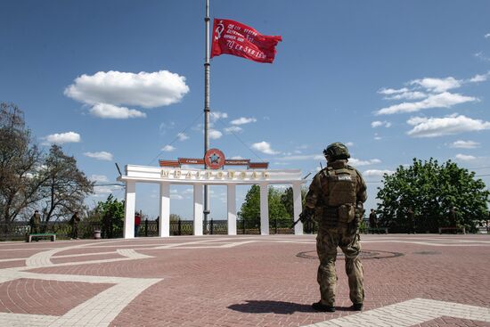 Над центральной площадью Мелитополя подняли знамя Победы