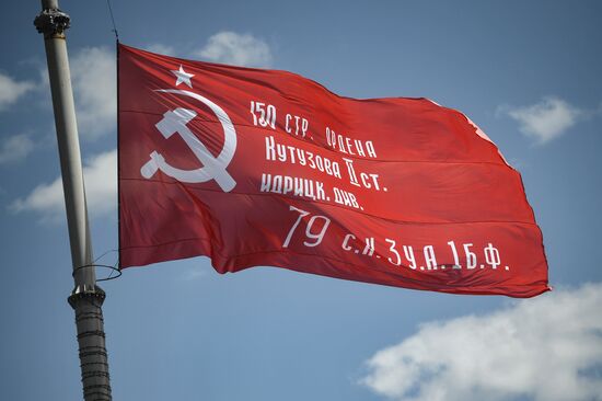 Над центральной площадью Мелитополя подняли знамя Победы