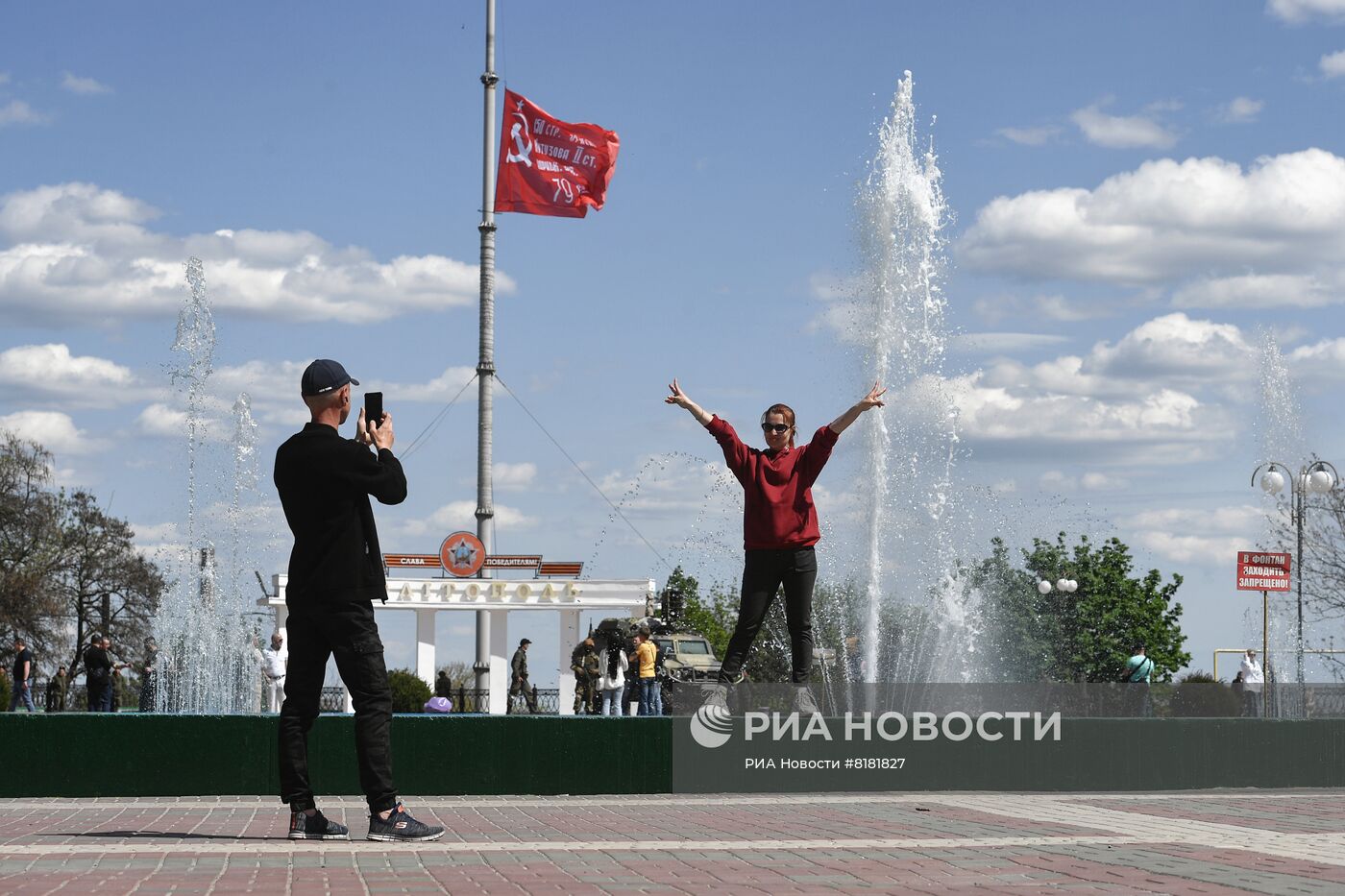 Над центральной площадью Мелитополя подняли знамя Победы