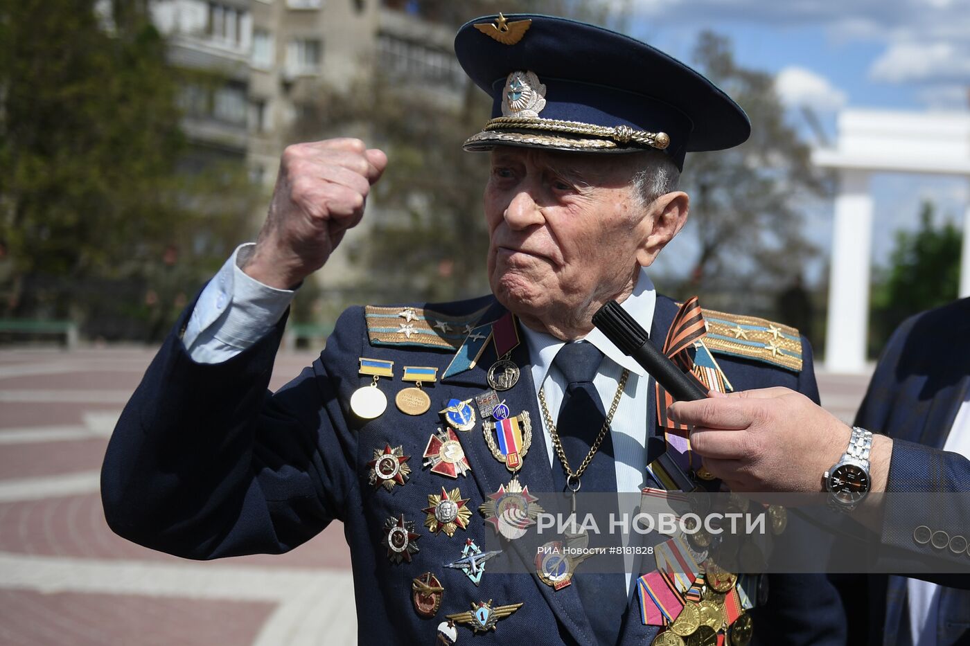 Над центральной площадью Мелитополя подняли знамя Победы