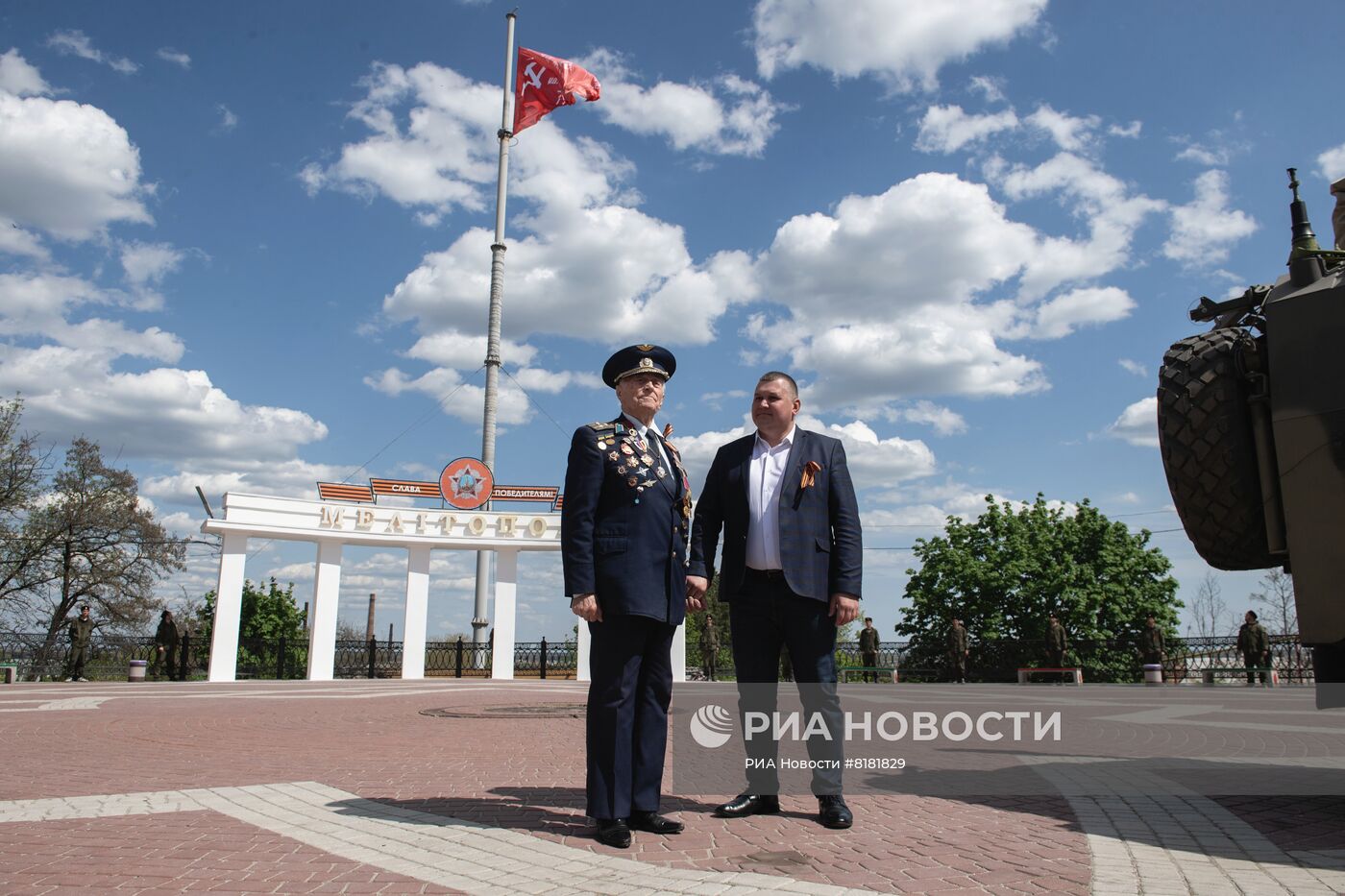 Над центральной площадью Мелитополя подняли знамя Победы