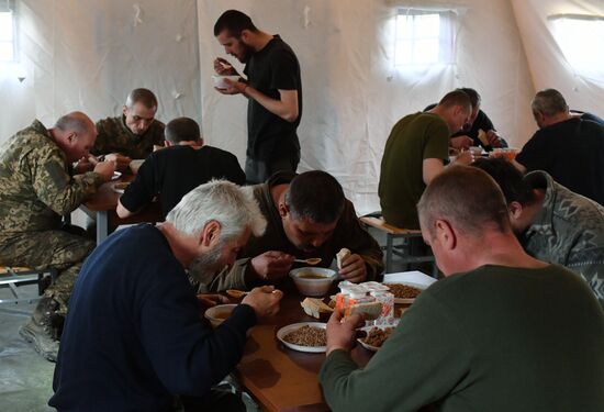 Пункт временного содержания украинских военнопленных на Харьковском направлении