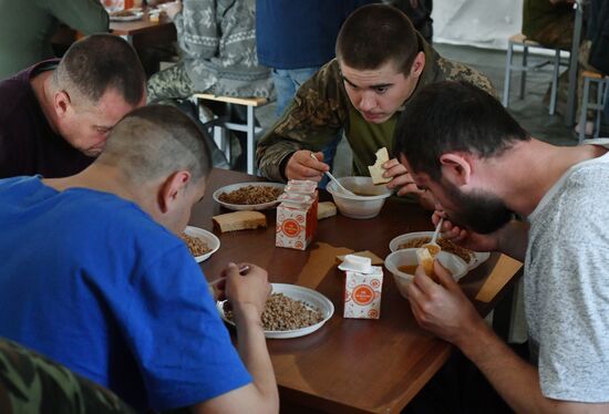 Пункт временного содержания украинских военнопленных на Харьковском направлении