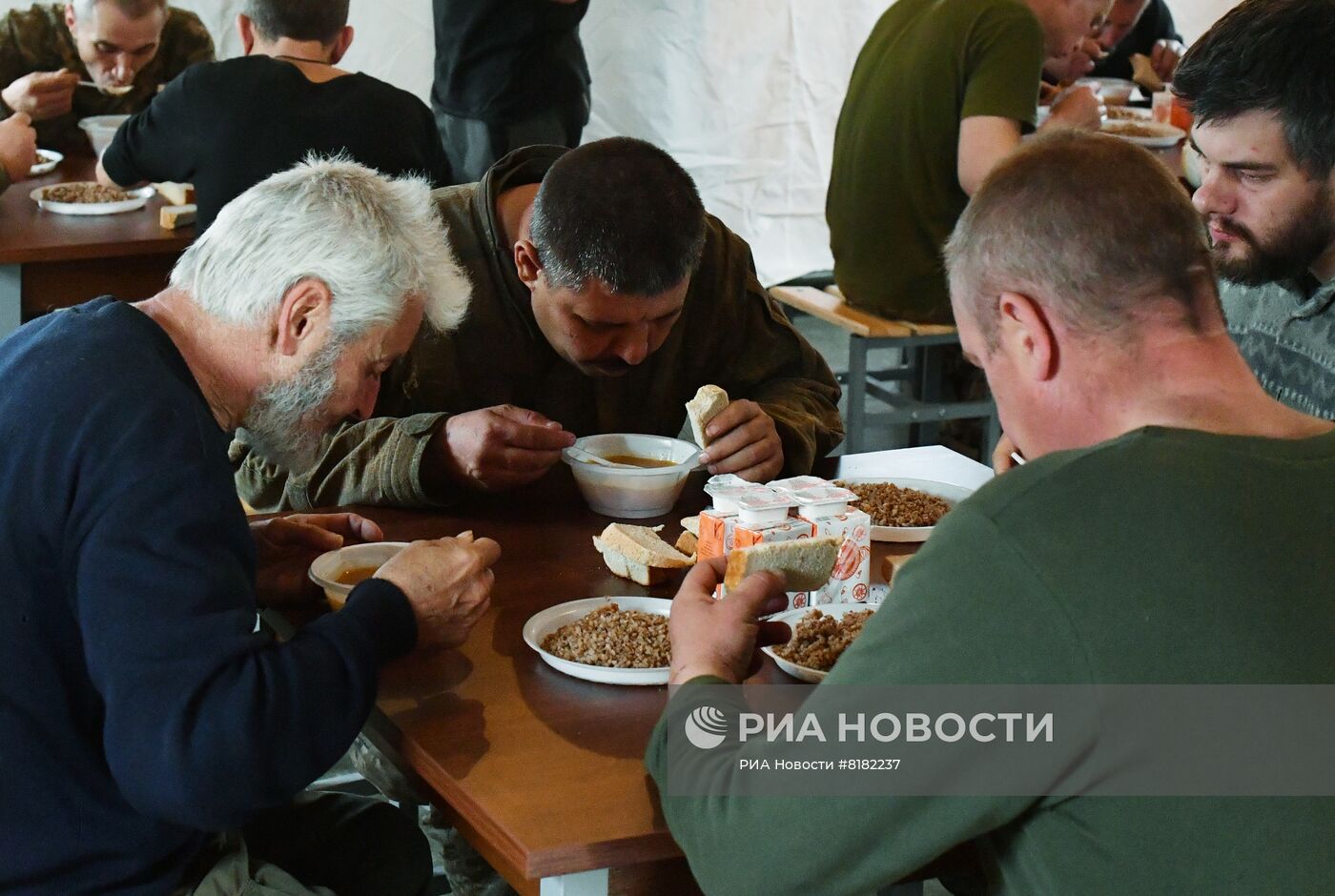 Пункт временного содержания украинских военнопленных на Харьковском направлении