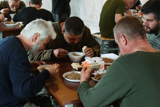 Пункт временного содержания украинских военнопленных на Харьковском направлении