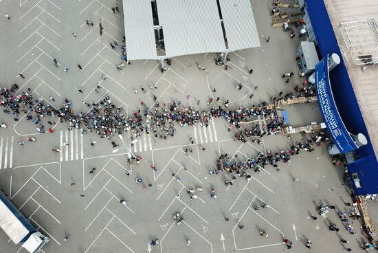 Центр гуманитарной помощи в ТЦ "Метро" в Мариуполе