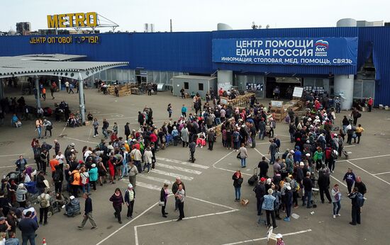 Центр гуманитарной помощи в ТЦ "Метро" в Мариуполе