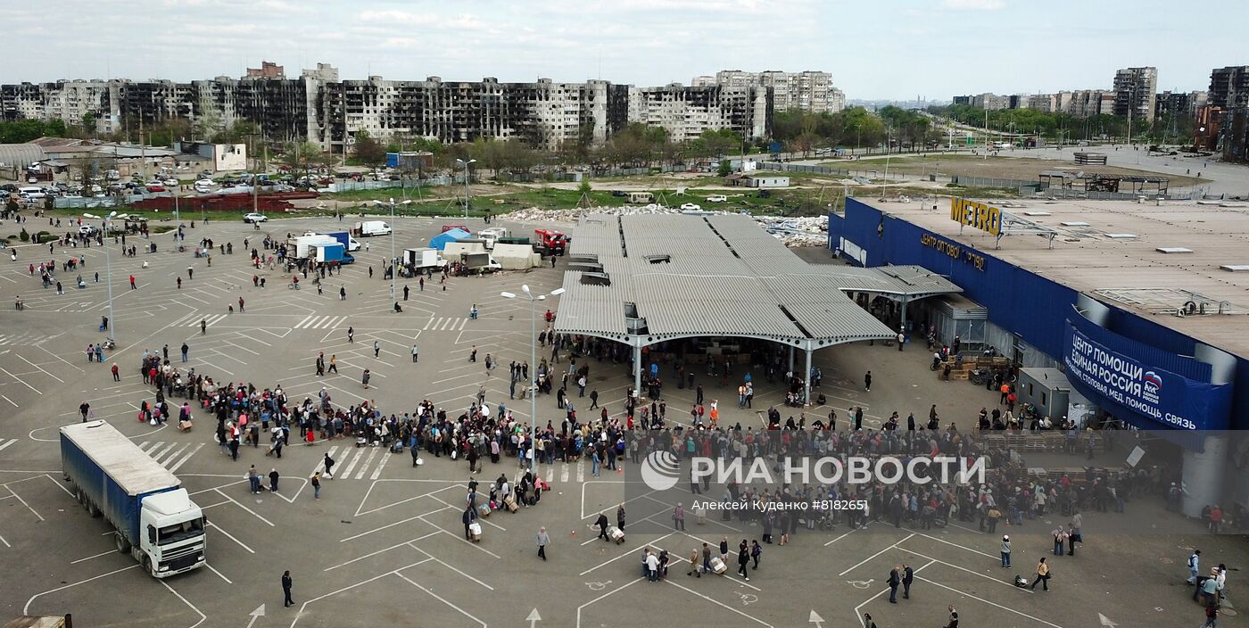 Центр гуманитарной помощи в ТЦ "Метро" в Мариуполе