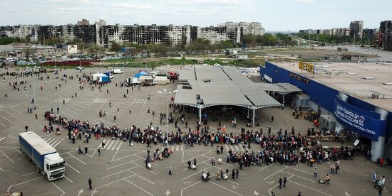 Центр гуманитарной помощи в ТЦ "Метро" в Мариуполе